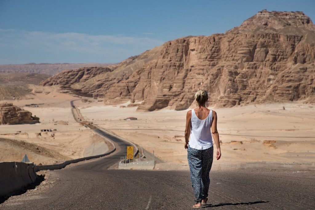 Frau läuft in der Wüste Ägypten Reise Was mitnehmen und anziehen