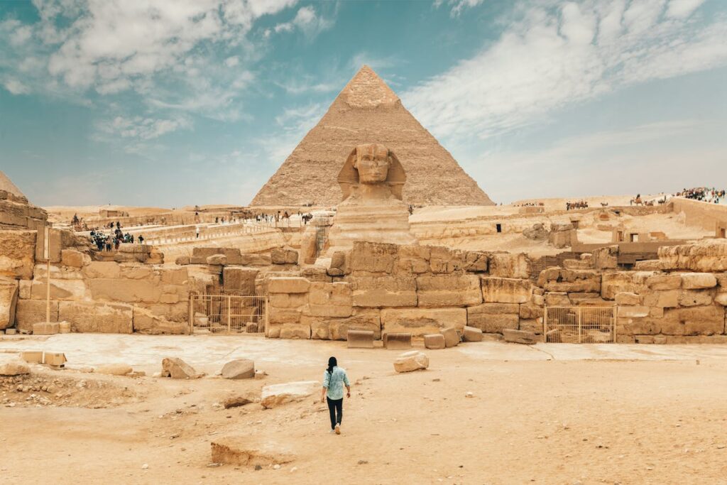 Mann Ägypten Wüste Pyramiden Besonderheiten der ägyptischen Sprache