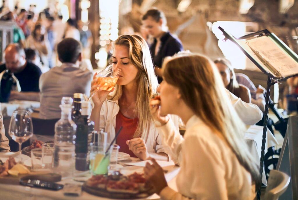 Frauen Urlaub Ernährung Restaurant Urlaub in Spanien Typisch spanische Gerichte