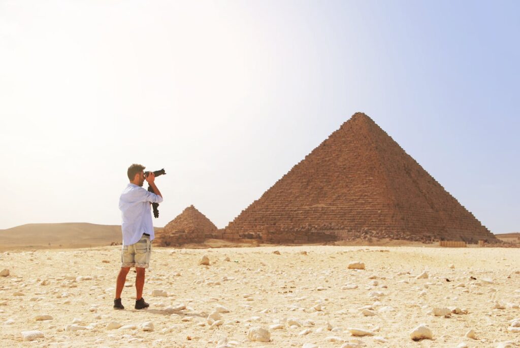 Tourist Kamera Pyramiden Was macht die ägyptische Sprache so faszinierend